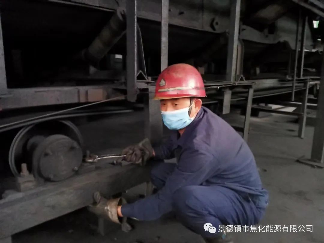 “老線這邊人手不夠，你們那邊有誰可以過來支援？”“好的，我馬上來?！甭牭竭@個消息時，羅國安剛剛結(jié)束新線的維修工作，但他二話不說，立即拿起維修包，投入到老線的維修工作當(dāng)中。每天工作10小時以上已經(jīng)成為抗疫期間的常態(tài)，雖然身體很疲憊，但是他沒有任何怨言，“確實很辛苦、很累，但現(xiàn)在正是特殊時期，只有保障公司生產(chǎn)經(jīng)營“不斷檔”，我們生活才能“不斷線”，恰恰我所在的運輸廠就是承擔(dān)著焦炭煤炭運輸?shù)闹匾氊?zé)，所以我更應(yīng)該恪盡職守，保障好這些設(shè)備的穩(wěn)定運行。”.jpg